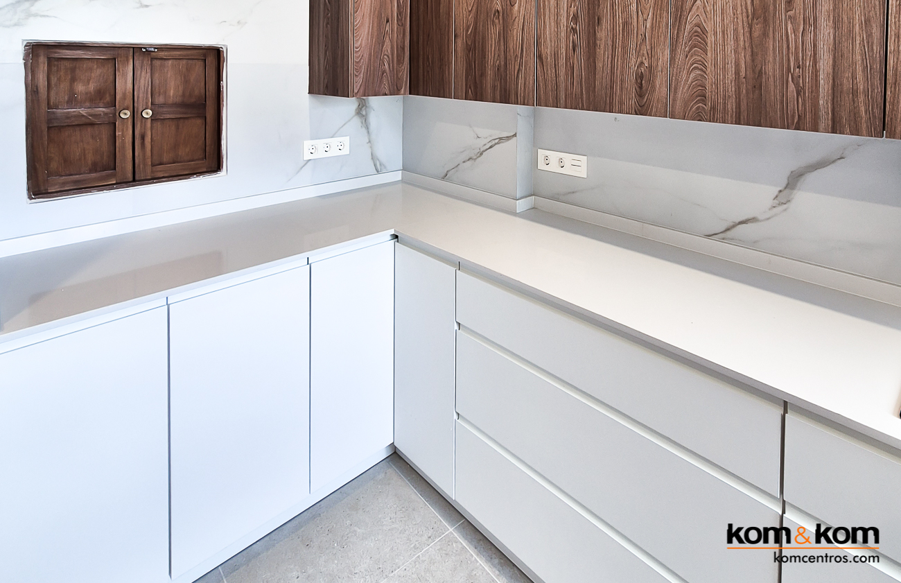 cocina moderna con encimera de cuarzo blanco. Silestone